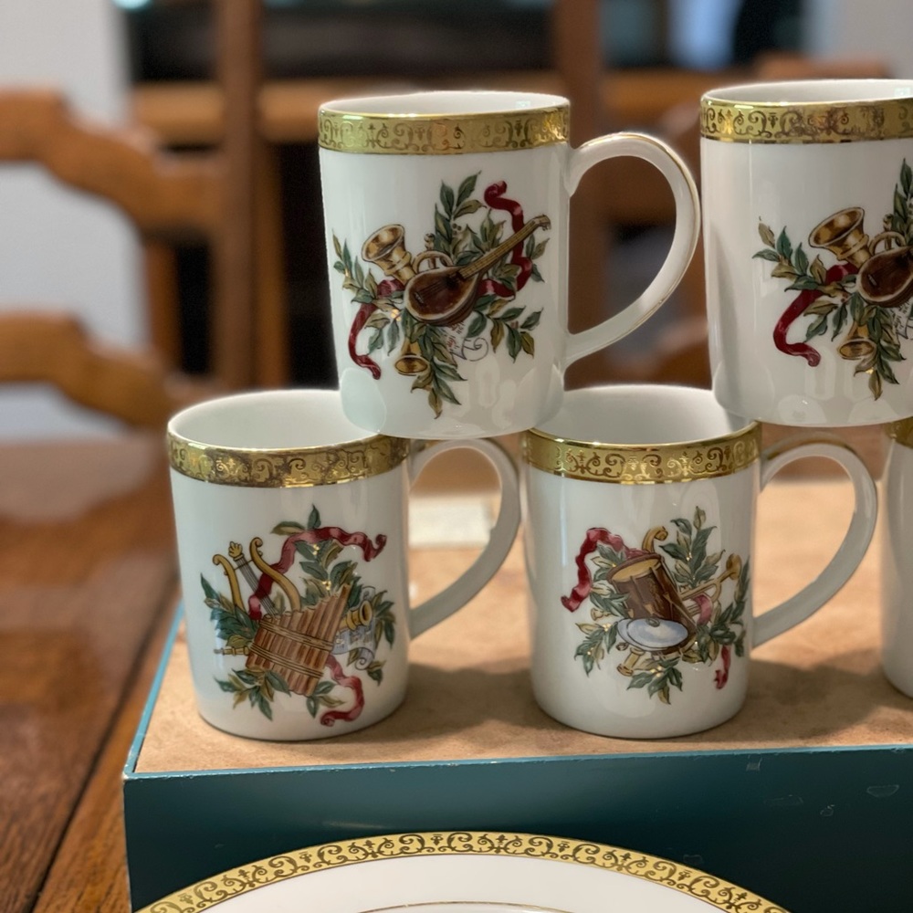 Gold Buffet Christmas dishes-SOLD - Picture 4 of 8